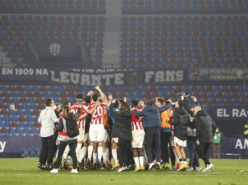 Celebración de los jugadores del Athletic al final del partido.






