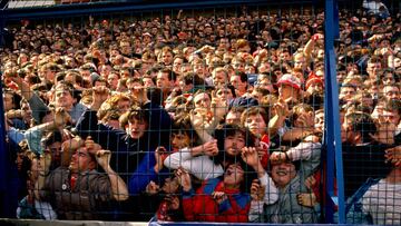 Los aficionados de las primeras filas fueron aplastados contra la valla en el  Hillsborough Stadium de Sheffield.