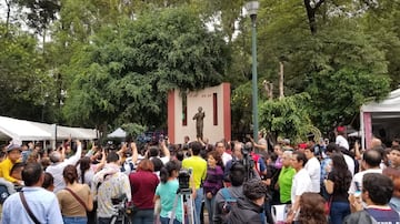 Cientos de personas se reúnen en El Parque de la China, sitio donde se ubica la estatua. 