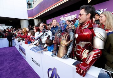 Fans de la saga Avengers, se visitieron como sus personajes favoritos y así esperaron al elenco en la alfombra roja en la premiere mundial Avengers: Endgame en Los Ángeles, California.