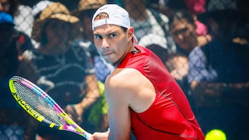 El tenista español Rafael Nadal, durante su entrenamiento con Ben Shelton antes de debutar en el cuadro individual del Torneo de Brisbane.