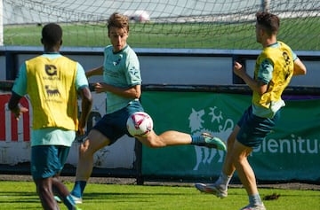 Javi Castro será titular el domingo contra el Levante.