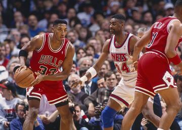 <b>- A?os en la NBA:</b> 1987-2004 <br> <b>- Equipos:</b> Chicago Bulls, Houston Rockets y Portland Trail Blazers. <b>- Medias de su carrera:</b> 16,1 puntos, 6,4 rebotes, 5,2 asistencias. <br> <b>- Mejor temporada:</b> (1993-94) 22 puntos, 8,7 rebotes, 5,6 asistencias. <br> <b>- Méritos:</b> Seis veces campeón, 7 veces all star, 3 veces en el Mejor Quinteto. <br> <br> El gran escudero... pero en realidad mucho más que eso. Su presencia constante al lado de Michael Jordan ha hecho que se infravalore por sí mismo a un jugador excepcional, clave en los seis anillos de los Bulls. Uno de los mejores defensores de la historia (amargó a Magic en el primer título, en 1991), también anotaba cuando hacía falta y pasaba como un base.