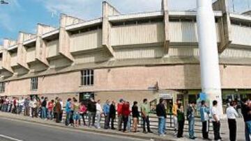 <b>NO HAY LOCALIDADES. </b>Las largas colas que se pudieron ver en El Sardinero acabaron con el papel.