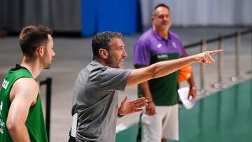 Ibon Navarro indica la ruta a seguir.