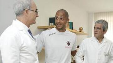 <b>VISITA. </b>Powel, ayer, con el doctor Ripoll y César Quesada, médico del Elche.