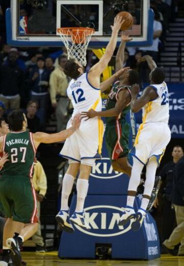 Brandon Knight se lleva el tapón de Andrew Bogut.