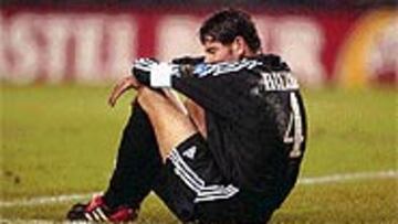 <b>EN EL DIQUE SECO</b>. Hierro se retiró lesionado el martes en Genk después de intentar seguir en el campo.