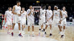 Los jugadores del Real Madrid tras el partido de la Euroliga contra el Bayern Múnich alemán.