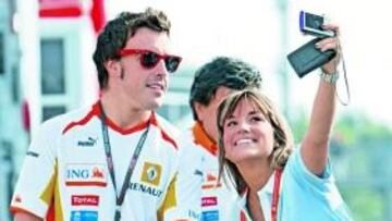 Fernando Alonso posa con una seguidora