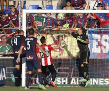 Iraizoz no puede evitar el segundo gol del Eibar, de Adrián. 