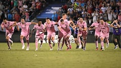 FRISCO, TEXAS - AUGUST 06: Lionel Messi #10 of Inter Miami CF celebrates with teammates after defeating FC Dallas 5-3 in penalty kicks during the Leagues Cup 2023 Round of 16 match between Inter Miami CF and FC Dallas at Toyota Stadium on August 06, 2023 in Frisco, Texas.   Logan Riely/Getty Images/AFP (Photo by Logan Riely / GETTY IMAGES NORTH AMERICA / Getty Images via AFP)