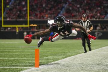 Atlanta Falcons wide receiver Julio Jones (11) dives for a touchdown in the first half against the Tampa Bay Buccaneers, Sunday, Nov. 26, 2017, in Atlanta. (Logan Bowles via AP)
