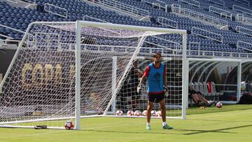 Bryan Ruiz, de portero.