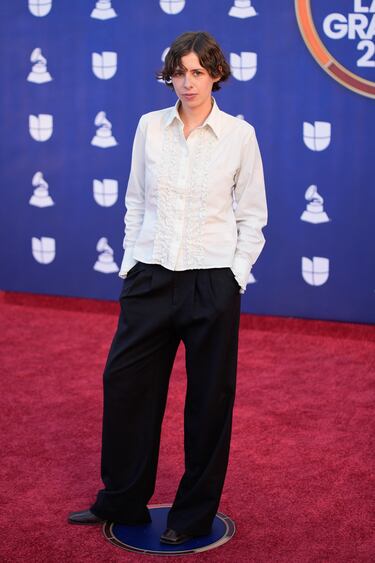 Maria Wolff posa en la alfombra roja de los Latin Grammys 2025 celebrados en el MGM Grand Las Vegas.  



 
 