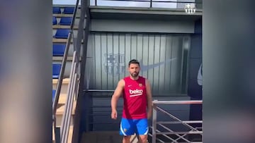 Nos vamos a divertir mucho con él este año: así da juego el Kun hasta saliendo a entrenar