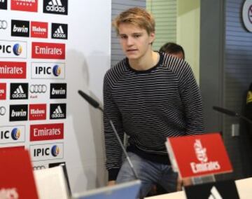 Martin Odegaard, nuevo centrocampista del Real Madrid, a la llegada a la rueda de prensa de su presentación oficial hoy como jugador blanco