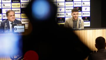 GRAFCAV8240. SAN SEBASTIÁN (ESPAÑA), 25/01/2024.- El presidente de la Real Sociedad, Jokin Aperribay (i), durante la presentación este jueves del nuevo jugador del equipo, Javi Galán (d). EFE/Juan Herrero.