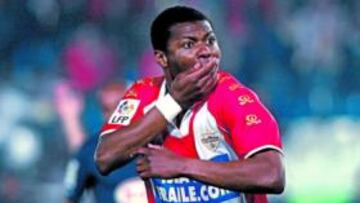 <b>PROBLEMA. </b>Kalu Uche, que celebra un gol ante el Atlético la pasada campaña, dispone de una oferta para jugar en la Premier.