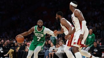 Jaylen Brown bota ante Andrew Wiggins y Bam Adebayo durante el partido jugado en Miami.