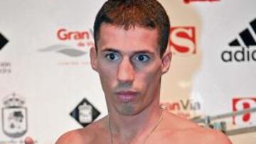 <b>PESAJE. </b>Iván Pozo después del pesaje de ayer en Vigo.