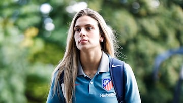 Gio Queiroz, en la llegada del Atlético a Inglaterra para jugar la Ronda 1 previa de Champions femenina ante el Rosenborg.