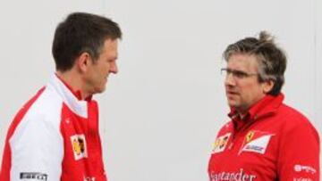 Pat Fry (derecha) habla con James Allison en el box de Ferrari.