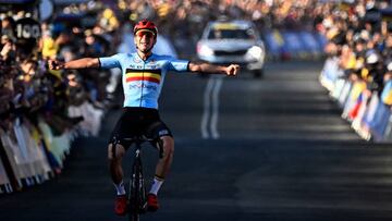 Remco Evenepoel celebra su victoria en los Mundiales de Wollongong (Australia).