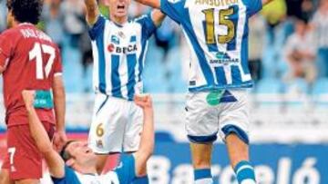 <b>GOL, TRIUNFO Y LIDERATO. </b>Los donostiarras celebran el 2-0 de Ansotegi que sentenciaba el choque.