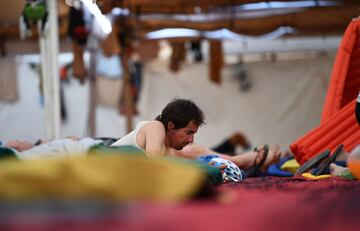 Los participantes descansan en el campamento después del final de la Etapa 3 de la 13ª edición de Titan Desert 2018 entre Alnif y Rissani, en el centro de Marruecos