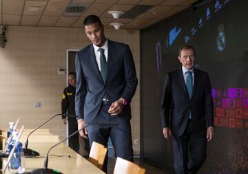 El portero franc谷s entra en la sala de prensa acompa?ado de Emilio Butrague?o.