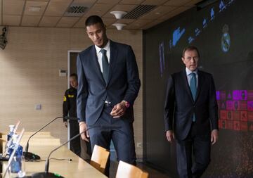 El portero francés entra en la sala de prensa acompañado de Emilio Butragueño. 
 
