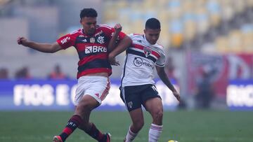 AME351. RÍO DE JANEIRO (BRASIL), 17/09/2023.- Victor Hugo (i) de Flamengo disputa un balón con Rodrigo Nestor de São Paulo hoy, en el partido de ida por la final de la Copa de Brasil entre Flamengo y São Paulo en el estadio de Maracaná, en Río de Janeiro (Brasil). EFE/ André Coelho
