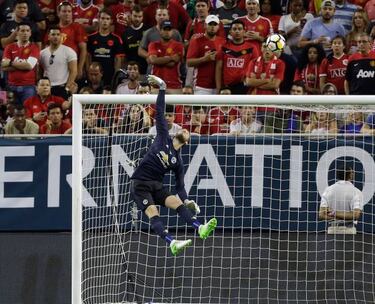 Mourinho guarantees that De Gea will stay at Manchester United