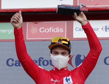 Primoz Roglic vuelve a vestir el maillot rojo tras su victoria en Suances.