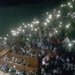 El fiestón de la peña Irak Blancos tras ganar la Decimotercera