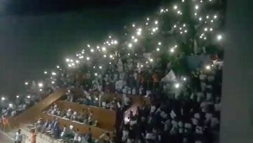 El fiestón de la peña Irak Blancos tras ganar la Decimotercera