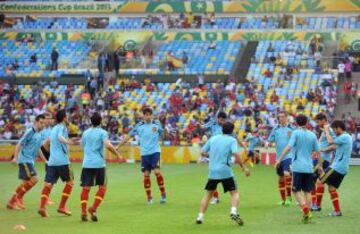 Los jugadores titulares en el calentamiento.