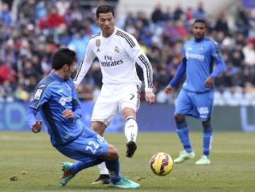 El jugador del Getafe Juan Rodríguez, y el jugador portugués del Real Madrid Cristiano Ronaldo, durante el partido de la decimonevena jornada de la Liga BBVA.