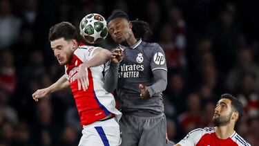 Camavinga disputa un balón aéreo con Declan Rice.