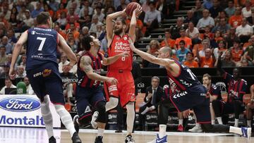 GRA438. VAL&Egrave;NCIA (COMUNITAT VALENCIANA) 05/06/2017 El base escolta del Valencia Basket, el franc&eacute;s Antonine Diot (c) entre los jugadores del Baskonia, el estadounidense Shane Larkin (i) y el pivot Kim Tillie, durante el cuarto partido de semifinales de la Liga Endesa que se juega en la Fuente de San Luis de Val&egrave;ncia.EFE/ Miguel Angel Polo