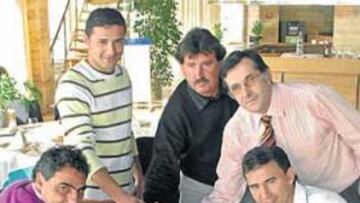 <b>CHOQUE. </b>Alberto Capón y Manolo Alfaro hacen un pulso ante la atenta mirada de Raúl Ivars, Félix Palomares y Juan Antonio Carcelén.