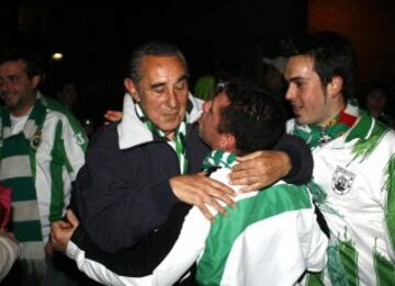 Nando Yosu con unos aficionados en las semifinales de la Copa del Rey 2008 que midió al Racing con el Getafe. 
 