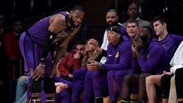 LeBron James junto al banquillo en uno de los partidos de los Lakers.