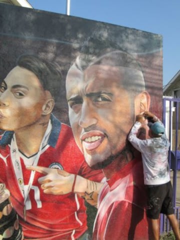 José Luis Madrid, artista de la comuna de Quilicura, decidió inmortalizar la imagen de Gary Medel, Alexis Sánchez, Eduardo Vargas y Arturo Vidal en un mural como un homenaje al logro de la Copa América conseguida hace meses.