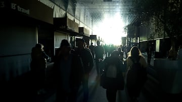 Aficionados caminan por las oscuras pasarelas durante un apagón generalizado durante la séptima jornada del Mutua Madrid Open en La Caja Mágica.