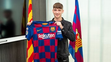 Louie Barry es presentado como jugador del FC Barcelona.