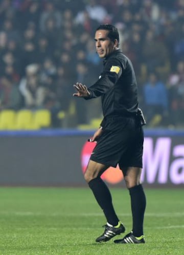 Bolivian referee Raul Orozco gestures during the Copa America third place football match between Peru and Paraguay in Concepcion, Chile on July 3, 2015.  AFP PHOTO / LUIS ACOSTA