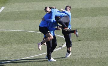 Gran ambiente y risas en el grupo de Boca durante el entrenamiento.