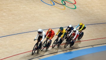 Paris 2024 Olympics - Track Cycling - Women's Keirin, First Round - Saint-Quentin-en-Yvelines Velodrome, Montigny-le-Bretonneux, France - August 07, 2024. Kristina Clonan of Australia, Julie Nicolaes of Belgium, Yufang Guo of China, Martha Bayona Pineda of Colombia, Emma Hinze of Germany and Marlena Karwacka of Poland in action during heat 3. REUTERS/Matthew Childs